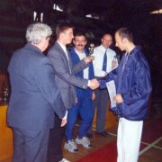 Trener Frankiewicz odbiera trofeum dla UKS \