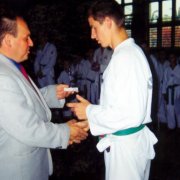 M. Antkowiak odbiera puchar z rÄk B. FrÄckowiaka.